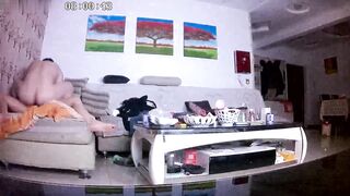 黑客破解家庭网络摄像头云视通远程遥控偷拍小哥在客厅沙发和模特身材媳妇啪啪下面毛毛很是性感