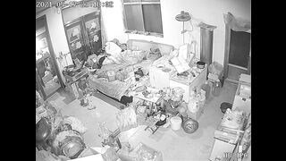 黑客破解家庭摄像头 偷拍冻品店老板娘家里乱七八糟的也不收拾屋子天天晚上就知道让老公肏屄解痒