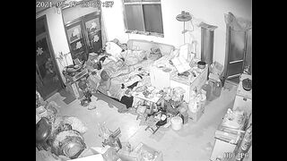 黑客破解家庭摄像头 偷拍冻品店老板娘家里乱七八糟的也不收拾屋子天天晚上就知道让老公肏屄解痒