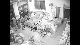 黑客破解家庭摄像头 偷拍冻品店老板娘家里乱七八糟的也不收拾屋子天天晚上就知道让老公肏屄解痒