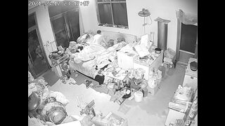 黑客破解家庭摄像头 偷拍冻品店老板娘家里乱七八糟的也不收拾屋子天天晚上就知道让老公肏屄解痒