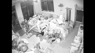 黑客破解家庭摄像头 偷拍冻品店老板娘家里乱七八糟的也不收拾屋子天天晚上就知道让老公肏屄解痒