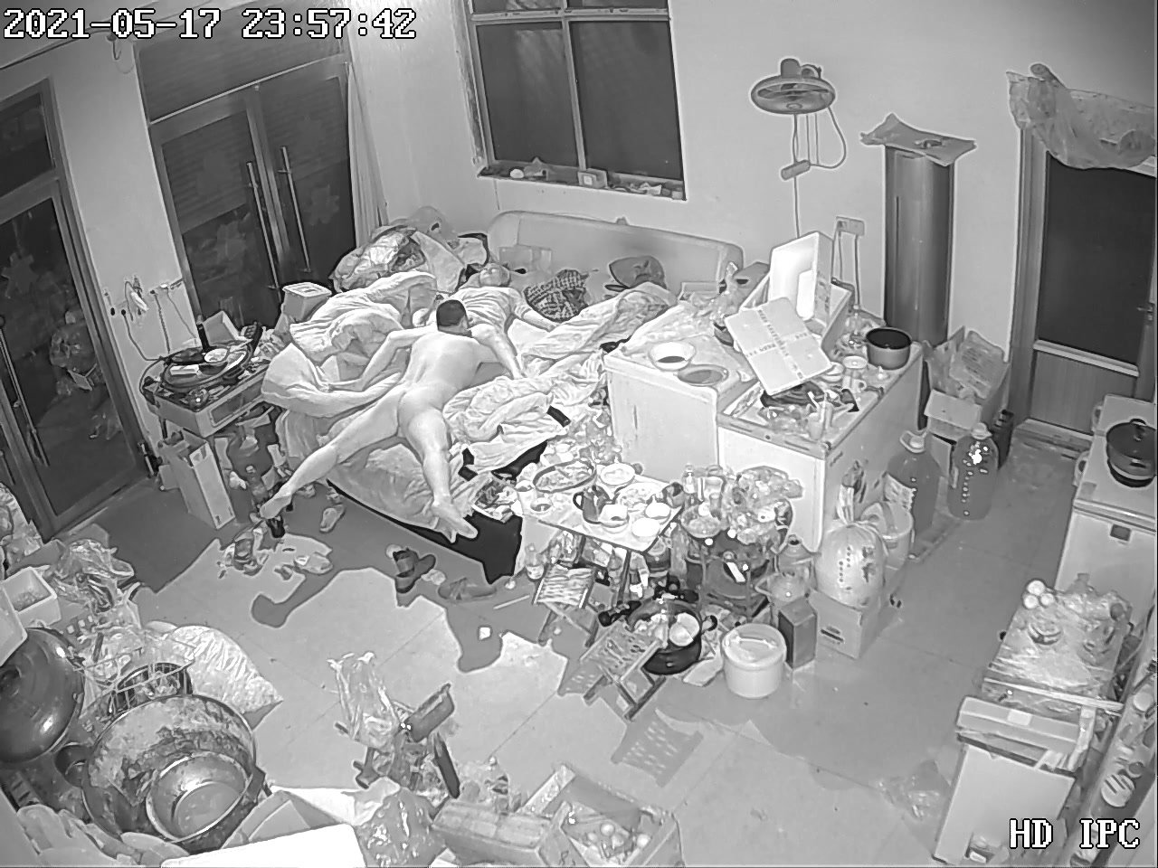 黑客破解家庭摄像头 偷拍冻品店老板娘家里乱七八糟的也不收拾屋子天天晚上就知道让老公肏屄解痒
