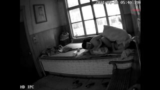 黑客破解家庭网络摄像头偷拍农村大炕上新婚小夫妻早上精力旺早上起床前来一炮