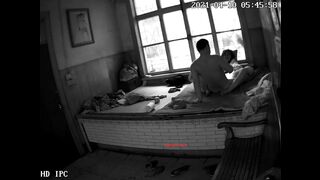 黑客破解家庭网络摄像头偷拍农村大炕上新婚小夫妻早上精力旺早上起床前来一炮