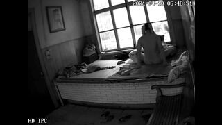 黑客破解家庭网络摄像头偷拍农村大炕上新婚小夫妻早上精力旺早上起床前来一炮