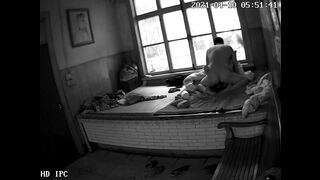 黑客破解家庭网络摄像头偷拍农村大炕上新婚小夫妻早上精力旺早上起床前来一炮