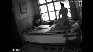 黑客破解家庭网络摄像头偷拍农村大炕上新婚小夫妻早上精力旺早上起床前来一炮