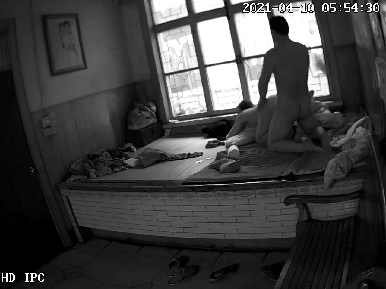 黑客破解家庭网络摄像头偷拍农村大炕上新婚小夫妻早上精力旺早上起床前来一炮