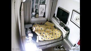 家庭摄像头破解光头女儿回娘家睡到半夜被光头爸爸叫起来操逼