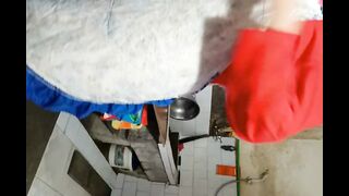 【熟女控】村里赵阿姨老公不在家，按住她的头在灶房里疯狂输出，历经沧桑的妩媚 太骚啦！