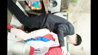 【熟女控】村里赵阿姨老公不在家，按住她的头在灶房里疯狂输出，历经沧桑的妩媚 太骚啦！