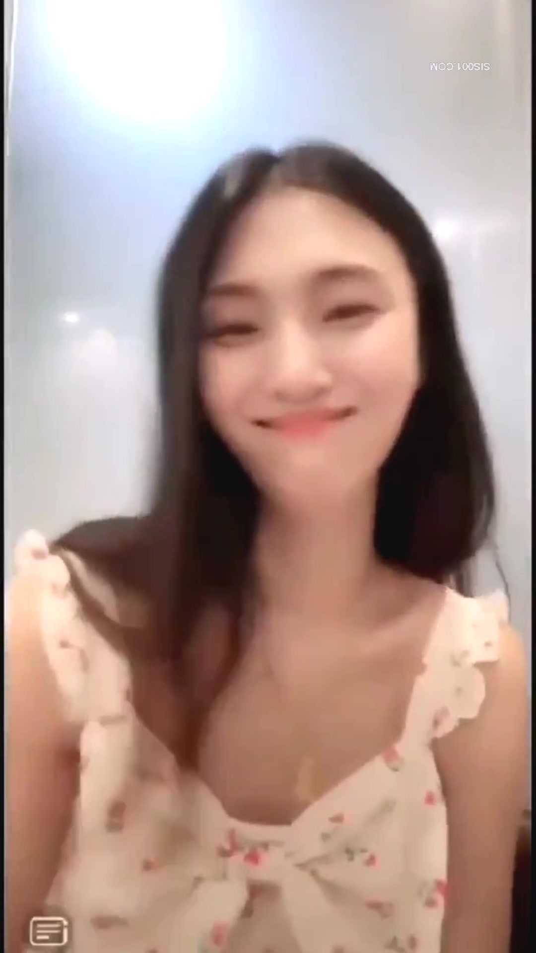 清纯妹子撩衣服不小心走光露点- 91热爆