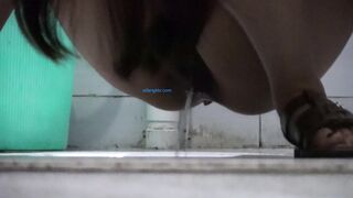 餐厅女厕近距离偷拍 牛仔短裤美女