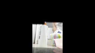 门缝偷窥姐姐洗香香
