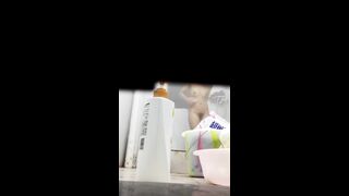 门缝偷窥姐姐洗香香