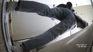 穿可爱彩虹袜的小妹屁眼里却长着一颗大痔疮