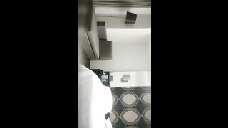 利利坚辛苦凌晨战骚女，现金支付数完钱开操，花臂纹身骑上来自己动，打桩机操的屁股抖动起来
