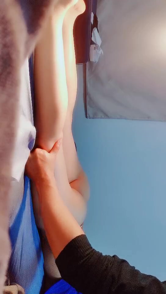《骚宝》紧接第二个女客人，20多岁无毛骚穴，顶级大白美臀，按摩推屁股，按摩床上按着双腿爆插