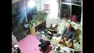 黑客破解家庭网络摄像头偷拍光头哥喝完壮阳茶进房间和正在玩手机的媳妇做爱