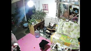 黑客破解家庭网络摄像头偷拍光头哥喝完壮阳茶进房间和正在玩手机的媳妇做爱