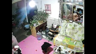 黑客破解家庭网络摄像头偷拍光头哥喝完壮阳茶进房间和正在玩手机的媳妇做爱