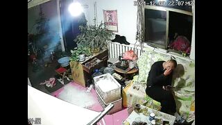 黑客破解家庭网络摄像头偷拍光头哥喝完壮阳茶进房间和正在玩手机的媳妇做爱