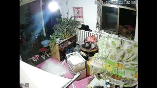 黑客破解家庭网络摄像头偷拍光头哥喝完壮阳茶进房间和正在玩手机的媳妇做爱