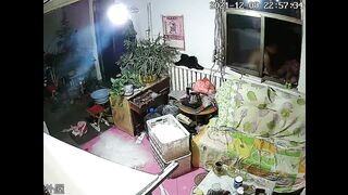 黑客破解家庭网络摄像头偷拍光头哥喝完壮阳茶进房间和正在玩手机的媳妇做爱