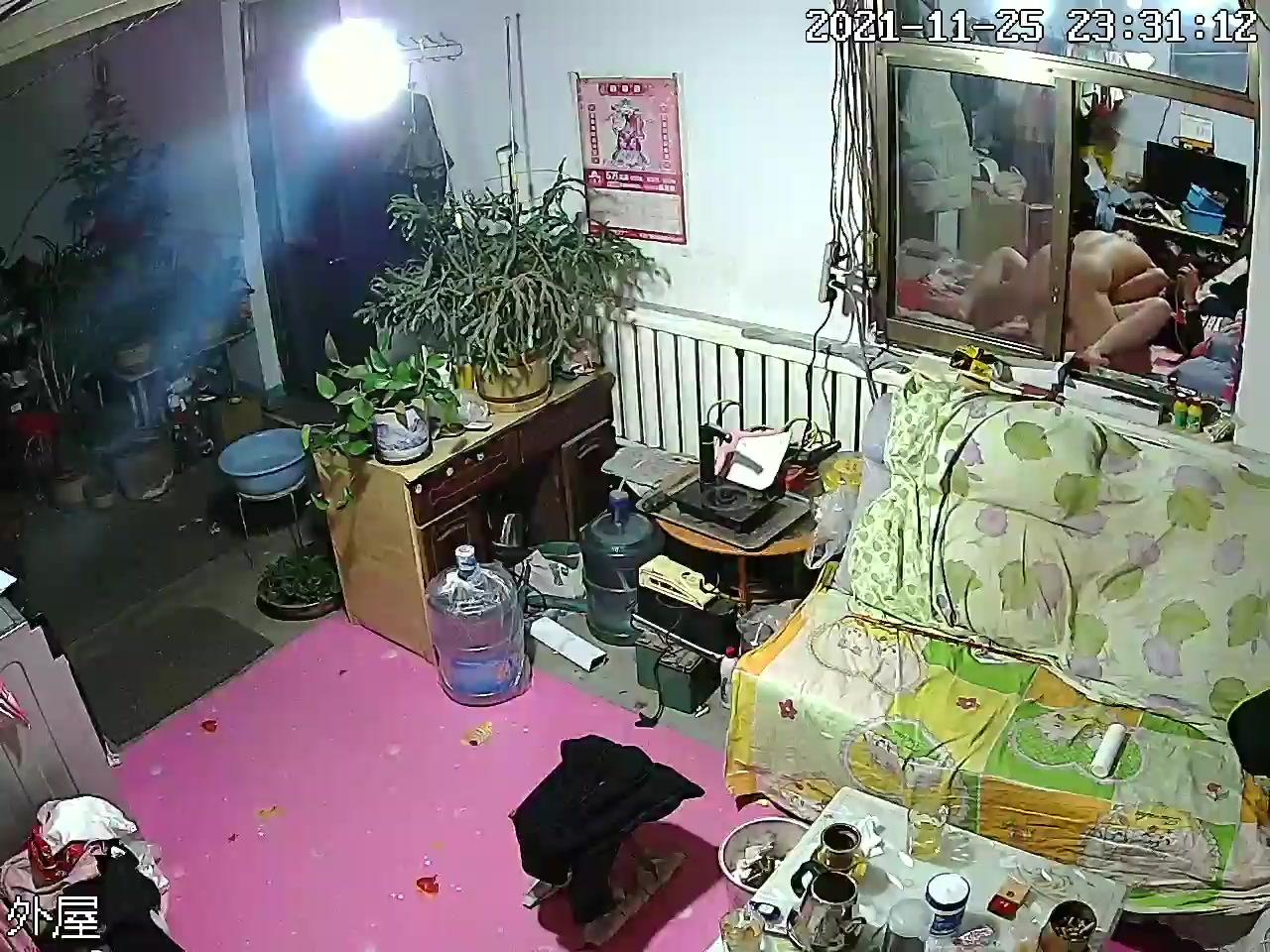 黑客破解家庭网络摄像头偷拍光头哥喝完壮阳茶进房间和正在玩手机的媳妇做爱