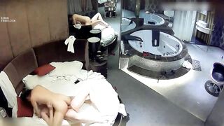 豪华酒店约好身材软妹子，上来就扣逼逼把美女爽的呻吟连连，这肉体美乳抱着滋味真美鸡巴抽送大力冲刺