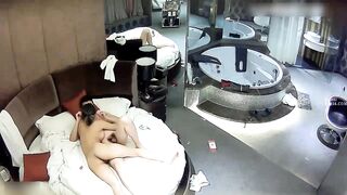 豪华酒店约好身材软妹子，上来就扣逼逼把美女爽的呻吟连连，这肉体美乳抱着滋味真美鸡巴抽送大力冲刺