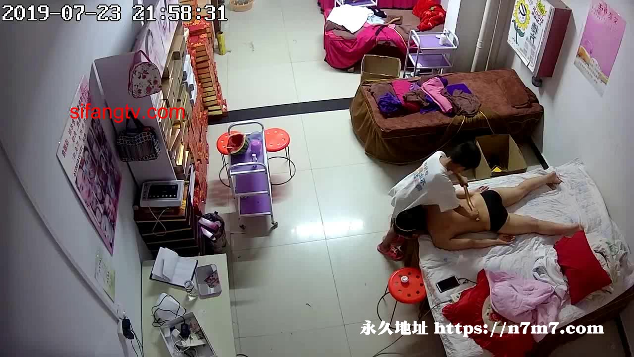 偷窥美容院，夜幕降临关起门，工作太累了，妈妈脱光衣服躺好叫小儿子过来帮忙推油滚背，经儿子这么一推，疲劳全消了，清晰对白哦 