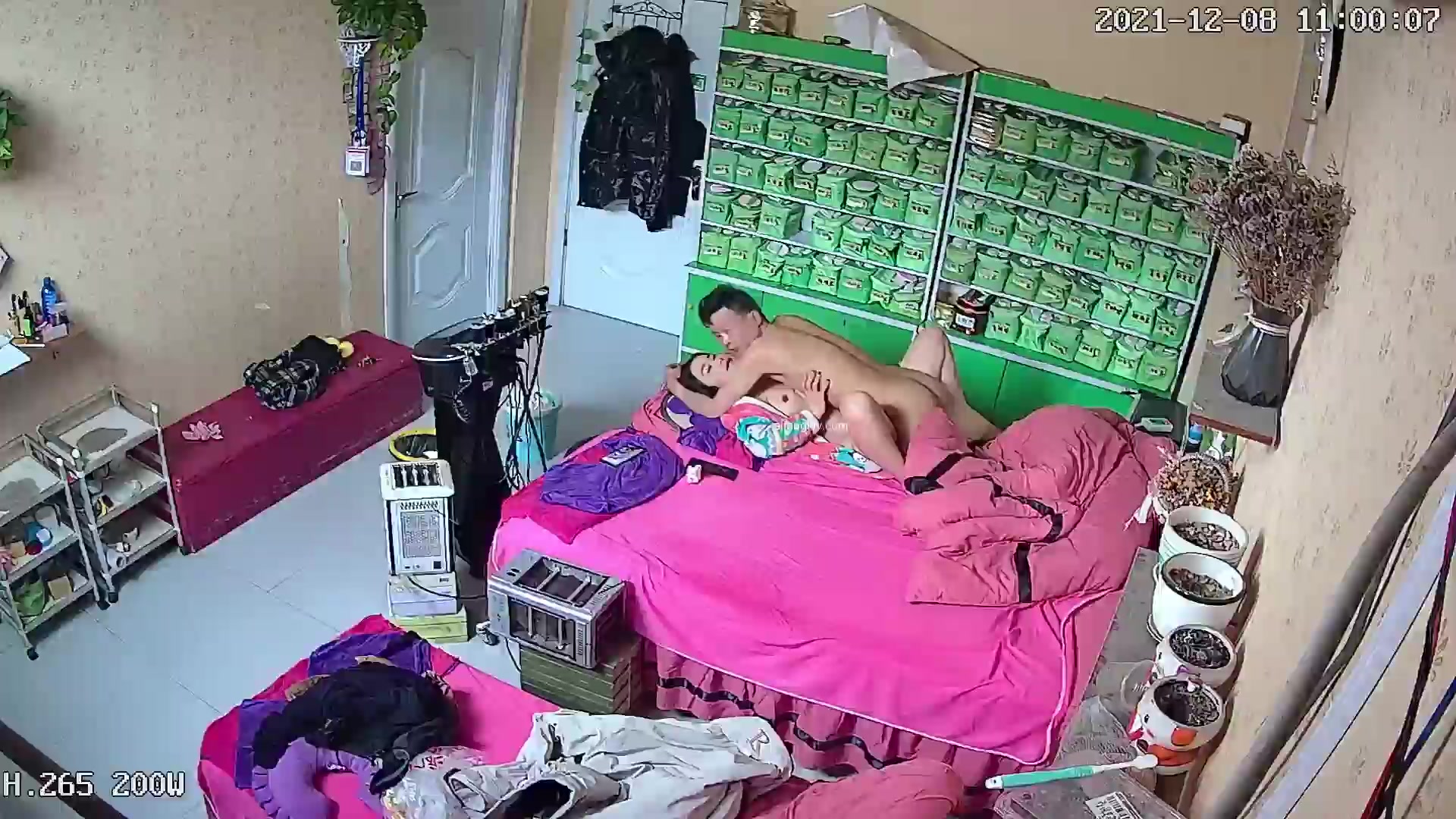 最新黑客破解家庭网络摄像头一天到晚不营业躲在店内持续做爱一天内操逼8次- 91热爆