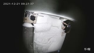 乐橙酒店偷拍可爱鲜嫩大奶妹被猥琐老乡骗去开房啪啪