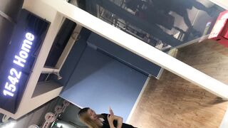 笑容灿烂的妹子 水润BB 阴毛有形像一棵大树 !