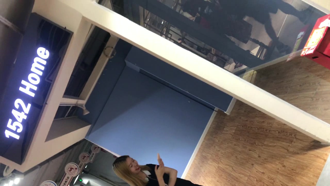 笑容灿烂的妹子 水润BB 阴毛有形像一棵大树 !